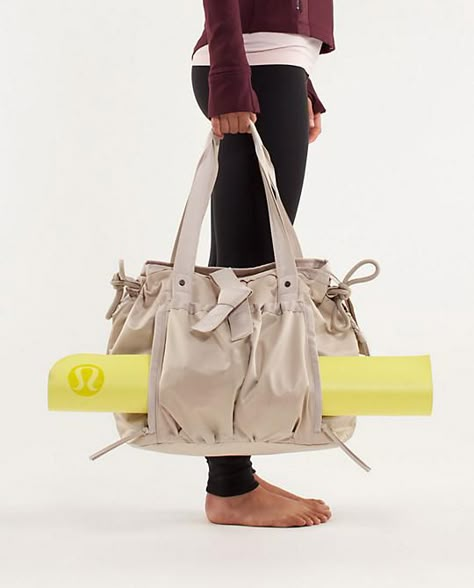 Love this Lululemon Yoga Bag. It fits everything you need in super, lightweight style. Lululemon Bag, Yoga Tote, Lululemon Bags, Sup Yoga, Lululemon Yoga, Yoga Gear, Yoga Mat Bag, Workout Bags, Mat Bag