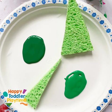 Sponge Christmas Tree, Diy Kids Christmas Tree, Green Crafts For Kids, Christmas Tree Craft For Kids, Toddler Christmas Tree, Painted Christmas Tree, Christmas Tree Craft, Christmas Trees For Kids, Sponge Painting