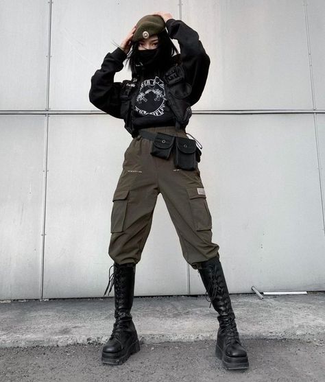 Rainy Concert Outfit Cold, Casual Tactical Outfit, Tactical Fashion Women, Tactical Aesthetic Outfit, Militarycore Outfits, Techware Fashion Women, Tactical Clothes For Women, Woman Techwear, Tactical Outfit Women