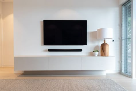 Tv Bench White, Living Room Tv Wall White, Tv Wall Design White, Simple Tv Unit, Small Living Room Ideas With Tv, Tv Stand Decor Living Room, White Tv Unit, Sunshine Beach, Small Apartment Interior