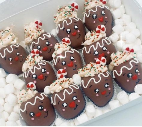 Edible Arrangements Christmas, Christmas Covered Strawberries, Christmas Chocolate Covered Strawberries, Dessert Bouquet, Christmas Strawberries, Strawberry Business, Christmas Themed Desserts, Strawberries Ideas, Strawberry Ideas