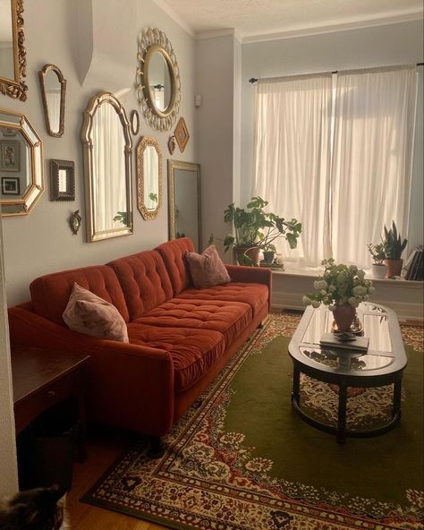 Living room decor Boho Apt Decor, Green Aesthetic Vintage Living Room, Italian House Aesthetic Living Room, Old Vintage Living Room Aesthetic, Aesthetic Living Room Ideas Apartment Vintage, Vintage Decorating Ideas For The Home Living Rooms Small Spaces, Italian Room Ideas, Vintage Italian Home Aesthetic, Home Decor Classic Modern