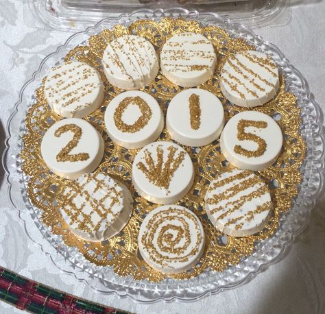 New Years Chocolate Covered Oreos, Cake Puck, White Chocolate Covered Oreos, Side Hussle, Gold Food, White Chocolate Covered, New Year's Desserts, Chocolate Covered Treats, Covered Oreos