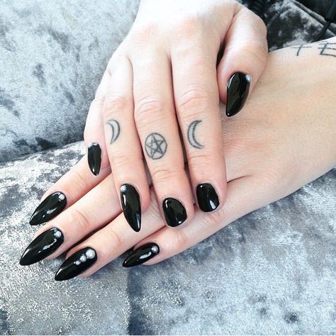 Lesbian Nails Acrylic, Two Short Nails, Lesbian Nails, Pointy Acrylic Nails, Nails Manicures, Rounded Acrylic Nails, Short Nail Manicure, Natural Nail Designs, Mens Nails