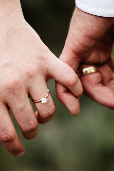 Husband Wife Rings, Wedding Bands Pictures Ring Shots, Ring Wedding Pictures, Pinky Promise Photography Couple, Couples Ring Photoshoot, Wedding Photo Unique, Wedding Photos Rings Hands, Wedding Photos Holding Hands, Engaged Ring Photo