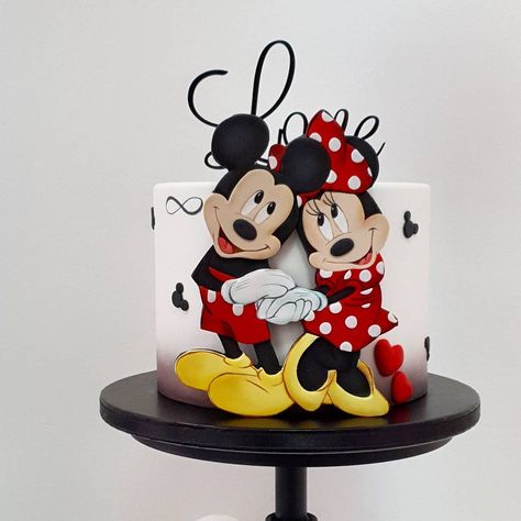 ✸ ¡Estos dos siempre derrochando amor! ❤️ 🖤 ✪ Créditos / Imagen ⇨ @vanilicans #ecumple #Bolo #Cakecakecake #Bolodecorado #Cakestyle Mickey Mouse And Minnie Mouse Cake, Mickey And Minnie Cake Ideas, Mickey And Minnie Birthday Cake, Mickey And Minnie Mouse Cake, Mickey Minnie Cake, Pretty Cake Ideas, Mickey Birthday Cakes, Mickey And Minnie Cake, Mickey Mouse Birthday Cake