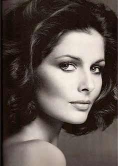 Cristina Ferrare Lois Chiles, Cristina Ferrare, Francesco Scavullo, Cosmo Girl, Ali Macgraw, Bone Structure, Bond Girl, 70s Era, 인물 사진