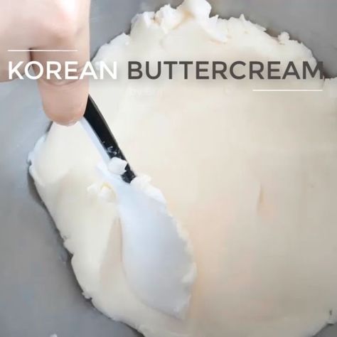 Buttercream Flowers Tutorial, Cupcake Frosting Recipes, Korean Buttercream, Korean Buttercream Flower, Instagram Korean, Frosting Techniques, Cake Decorating Icing, Buttercream Flower, Baking Packaging