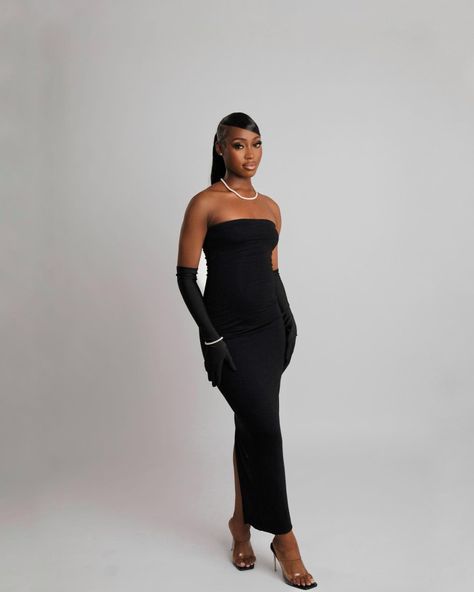 Photoshoots Black Women Birthday, Classy Photo Shoot Ideas, Photoshoot Poses Black Women, Dress For Birthday Shoot, Birthday Photoshoot Poses For Women, Classy Birthday Shoot Ideas, Classy Photoshoot Black Women, Black Dress Photoshoot Ideas, 23rd Birthday Photoshoot