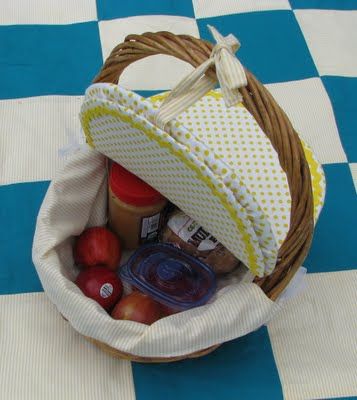 Diy Picnic Basket, Picnic Basket Diy, Vintage Easter Baskets, Diy Picnic, Quilt Batting, Picnic Time, A Picnic, Fabric Projects, Vintage Easter