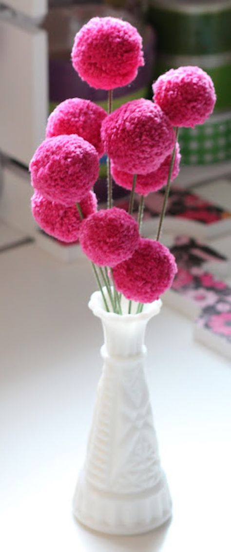 Pom Pom Flower, Pompon Diy, Pink Pom Poms, Pom Pom Flowers, Diy Graduation, Diy Flores, Fleurs Diy, Diy Pom Pom, How To Make A Pom Pom