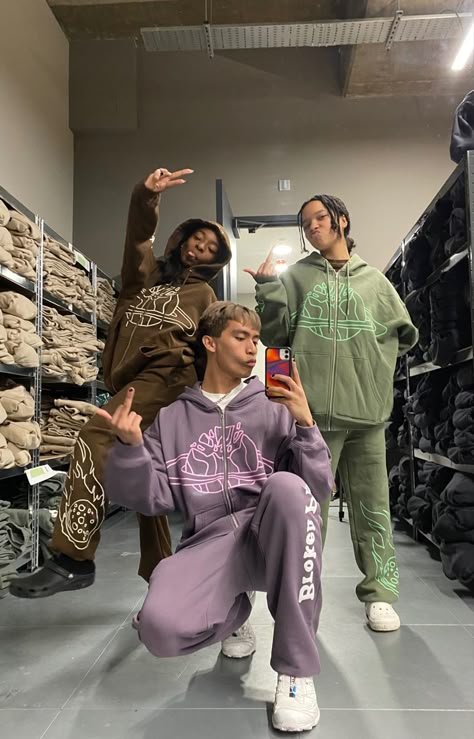 Hoodie Aesthetic Boy, Girl Workout Routine, Best Vsco Filters, Broken Planet, Winter Outfits Aesthetic, Hoodie Aesthetic, Mens Trendy Outfits, Cute Friend Pictures, Streetwear Aesthetic