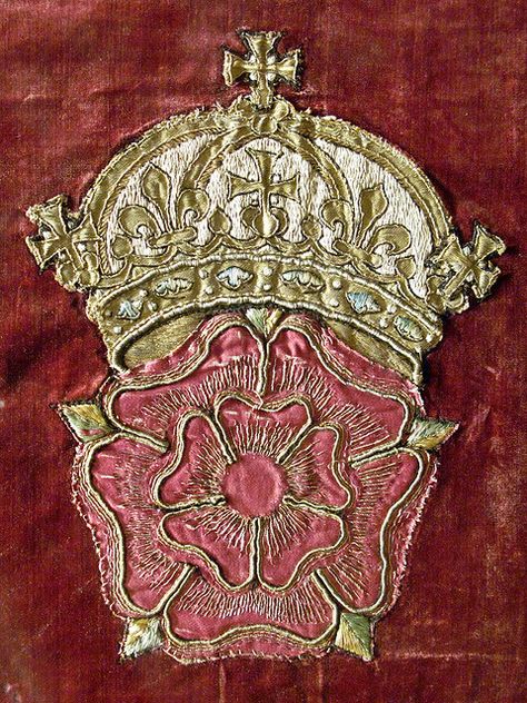 Tudor Rose. Details of a large English flag with embroidered heraldic decorations. Circa Tudor period. Anne Neville, Elizabeth Woodville, Tudor Fashion, English Flag, Tudor Dynasty, Tudor Era, Uk History, King Henry Viii, English Royalty