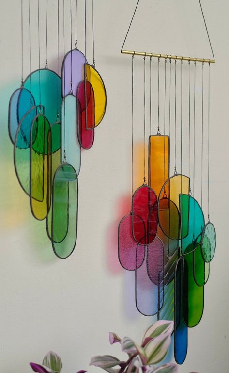 زجاج ملون, Stained Glass Diy, Stained Glass Crafts, Stained Glass Projects, Garden Art Diy, Stained Glass Patterns, Diy Easy, Wind Chime, Dream House Decor