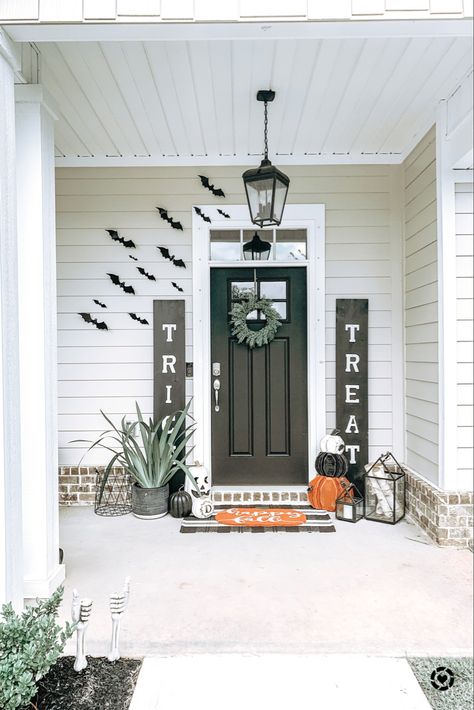 Halloween Front Porch Decor Bats, Bats On Front Porch, Front Porch Halloween Ideas Simple, Simple Halloween Decor Outdoor, Halloween Exterior, Halloween Entrance, Front Yard Halloween Decorations, Simple Halloween Decor, Fall Background Wallpaper