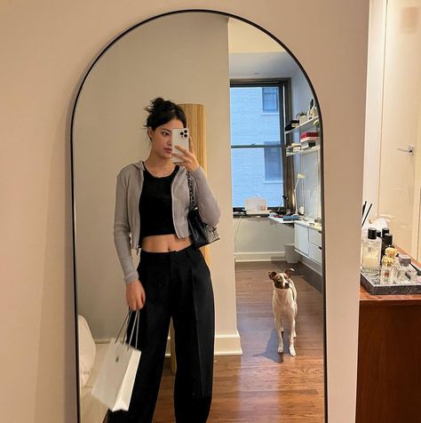 MICHELLE CHOI🖤 on Instagram: “grand central 🤩” Gray Cropped Hoodie Outfit, Grey Cropped Hoodie Outfit, Michelle Choi Apartment, Crop Top And Joggers Outfits, Crop Top Cardigan Outfit, Gray Crop Top Outfit, Michelle Choi Outfits, Crop Top Hoodie Outfit, Grey Top Outfit