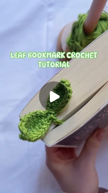 Bookmarks Handmade Cute, How To Crochet A Bookmark, Crochet Bookmark Ideas, How To Crochet Leaves, How To Crochet A Leaf, Crochet Leaf Bookmark, Crochet Bookmark Tutorial, Bookmark Crochet Tutorial, Leaf Crochet