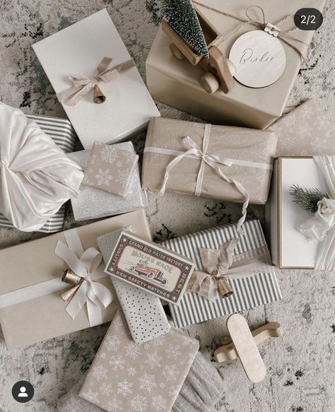 Christmas Wrapping Ideas White, Wrapping Big Boxes, Christmas Present Wrapping Aesthetic, Wrapped Presents Aesthetic, Neutral Christmas Wrapping, Christmas Wrapping Aesthetic, Minimalist Christmas Wrapping, Minimalism Christmas, Present Aesthetic