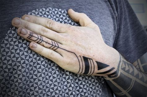 finger-tattoos-44 David Hale Tattoo, David Hale, Herren Hand Tattoos, Hawk Tattoo, Skin Tattoo, Samoan Tattoo, Hand Tattoos For Guys, Hand Tattoo, Body Modifications