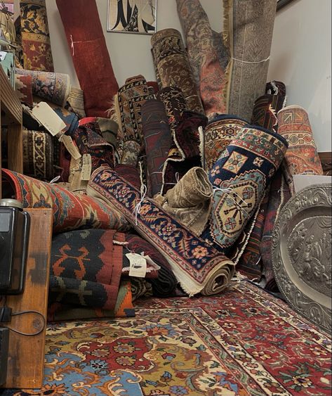 Persian Rug Photoshoot, Persian Carpet Aesthetic, Persian Girl Aesthetic, Persian Rug Aesthetic, Aesthetic Home Interior, Persian Aesthetic, Iranian Rug, Cordelia Carstairs, Persian Girl