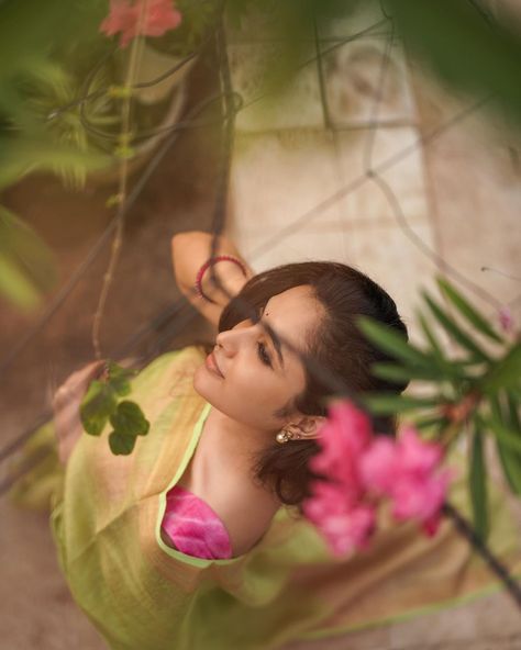 Priyanka Mohan on Instagram: “Of petals, pastels and pink🌸🌿 📸 @anitakamaraj @therouteofficial Thank you for the last min styling @neyanidhi 😋” Priyanka Mohan, Hd Wallpaper 4k, 4k Wallpaper, Wallpaper 4k, Hd Wallpaper, Photo Gallery, Saree, Flowers, Pink