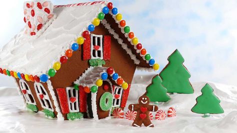 Gingerbread House Pictures, Easy Gingerbread House, Homemade Gingerbread House, Gingerbread House Patterns, Gingerbread House Candy, Cool Gingerbread Houses, Gingerbread House Recipe, Gingerbread House Template, Gingerbread House Parties