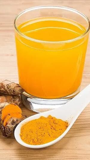 8 health benefits of drinking haldi water every day Turmeric Water, Turmeric Vitamins, How To Regulate Hormones, Fresh Turmeric, Water Benefits, Liver Detoxification, Women Health Care, Low Blood Sugar, Healthy Advice