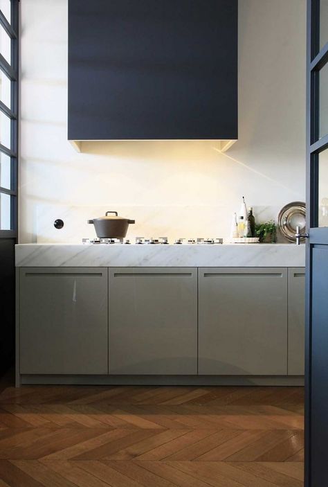 Remodeling 101: How to Choose Between a Range or a Cooktop and Wall Oven in the Kitchen - Remodelista Kitchen Hood Ideas, Dutch Kitchen, Minimalist Dekor, Kitchen Ikea, Kitchen Hoods, Wooden Floors, Apartment Kitchen, Minimalist Kitchen, Minimalist Decor