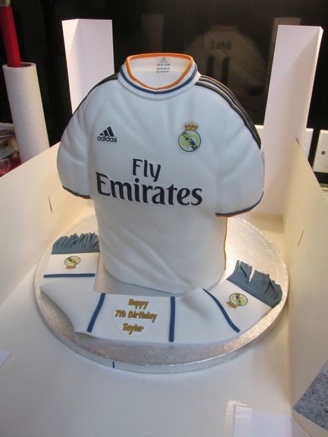 Celebration Cakes Birthday, Football Cake Design, Real Madrid Cake, Real Madrid Gareth Bale, Magnum Cake, Superbowl Cake, Football Themed Cakes, Soccer Birthday Cakes, Football Birthday Cake