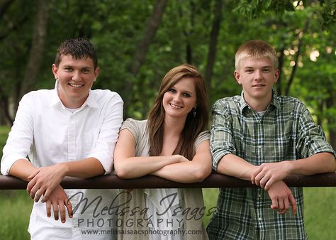 Family Pictures Siblings, Teenage Sibling Poses Photography, Photo Poses For Siblings, 3 Adults Photography Poses, Teen Siblings Photoshooting Ideas, Adult Siblings Photoshoot, 3 Siblings Photography Poses Older, Family Of 5 Posing, Mom And Older Son Photo Ideas