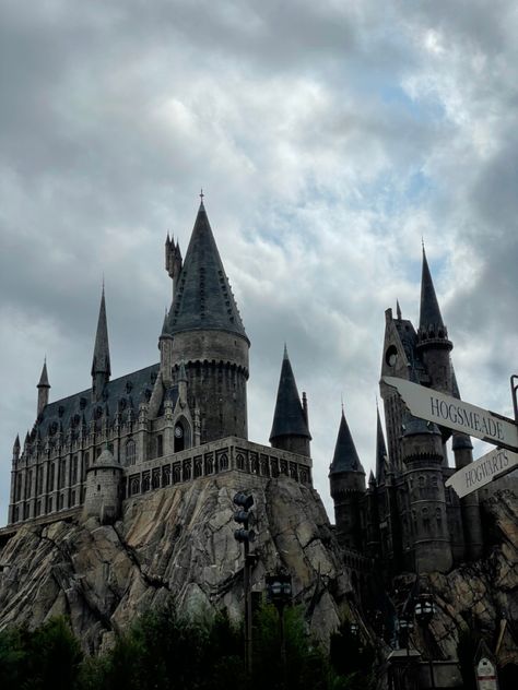 Harry potter, hogwarts, hogwarts castle, wizarding world of harry potter, harry potter books, harry potter movies, dark academia, harry potter aesthetic Dark Academia Harry Potter, Books Harry Potter, Harry Potter Harry, World Aesthetic, Hogwarts Castle, Fantastic Beasts And Where, Harry Potter Books, Harry Potter Aesthetic, Wizarding World Of Harry Potter