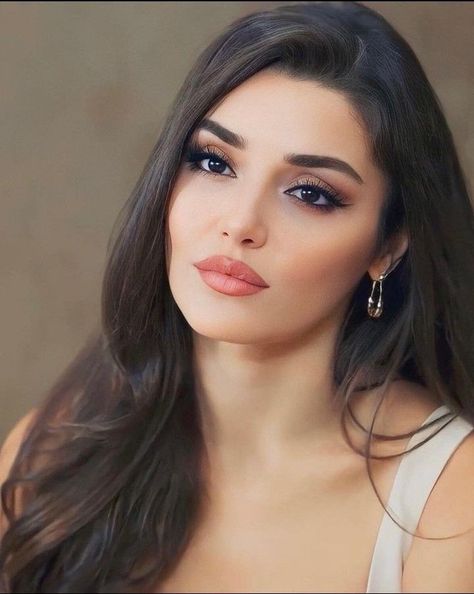 Hande Erçel Makeup, Hande Ercel Style, Sparkly Makeup, Brunette Makeup, Square Face Hairstyles, Turkish Women Beautiful, Beauty Shots, Hande Ercel, Pretty Face