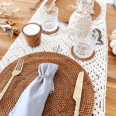 Round Woven Placemats, Rattan Placemats, Farmhouse Table Setting, Christmas Sides, Round Placemats, Pic Nic, Woven Placemats, Table Set Up, Wedding Table Settings