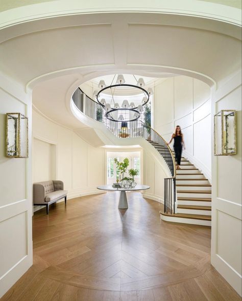 Fancy Entryway, Liz Caan, Wellesley Massachusetts, Spring Garden Decor, Backyard Flowers Garden, Luxury Staircase, Entryway Style, Southern Mansions, New England Home