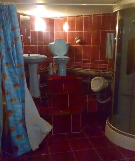 Almighty Toilet Throne Funny Mistakes, Architecture Fails, Cool Toilets, Plumbing Humor, Plumber Humor, Construction Fails, Toilet Humor, Accessible Bathroom, You Had One Job