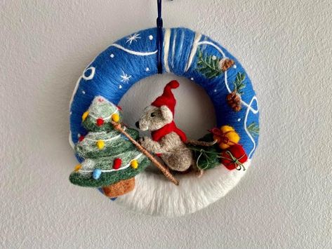 Needle Felted Christmas Wreath, Felt Wreath, Needle Felted Christmas, Felt Mouse, Needle Felting Projects, Christmas Scenes, New Crafts, Winter Wreath, Felt Christmas