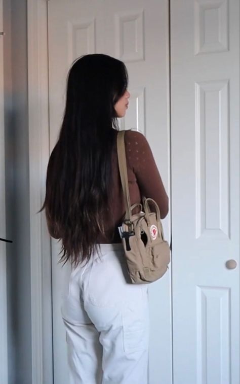 Kanken Sling Bag Aesthetic, Kanken Mini Sling Bag, Kanken Sling Bag Outfit, Kanken Sling Bag, Sling Bag Aesthetic, Bb Makeup, Sling Bag Outfit, Kanken Sling, Summer Bag Essentials