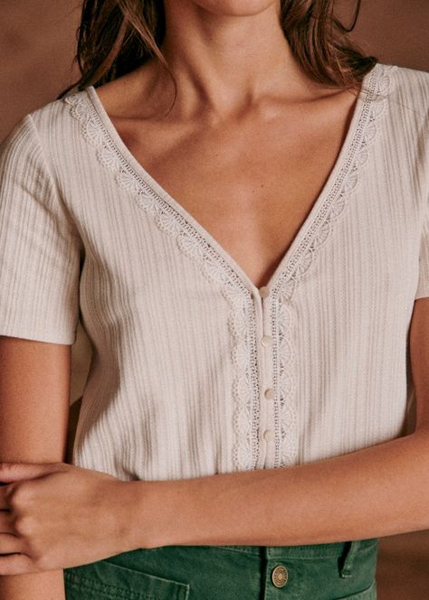 Maddie T-Shirt - Cream - Organic Cotton - Sézane Cottage Core Professional Outfits, Sezane Tshirt, Spring Capsule Wardrobe 2024, Simple Feminine Outfits, Timeless Summer Outfits, Ingenue Natural, Organic Clothing Women, Stitch Tshirt, 70s Shirts