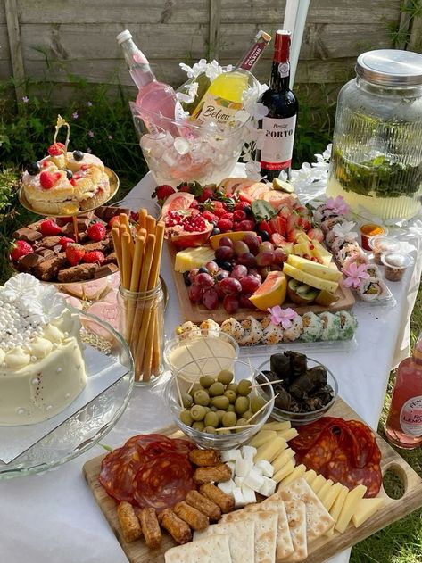 Charcuterie Table Aesthetic, Savoury Grazing Table, Pasta Bar Birthday Party, Chic Pizza Party, Pizza Display For Party, Sweet Grazing Table, Spring Dinner Party Menu Ideas, Small Party Food Ideas, Food For Potluck