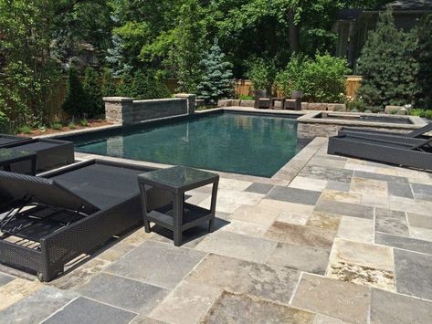 Ask an Expert: Choosing Poolside Flagstone | Home Trends Magazine Flagstone Pool, Stone Pool Deck, Pool Makeover, Pool Pavers, Geometric Pool, Backyard Layout, Outdoor Pavilion, Trends Magazine, Custom Pools