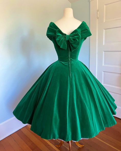 1950s Party Dresses, 1950’s Fashion, Vintage 1950s Dresses, Vintage Wardrobe, Full Circle Skirts, 1950s Dress, 50s Fashion, Dream Clothes, Green Cotton