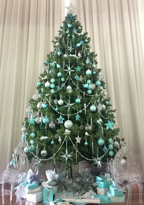 Tiffany Blue Christmas Decorations, Tiffany Themed Christmas Tree, Aqua Christmas Tree Decor, Tiffany Blue Christmas Tree, Christmas Tree Ideas Classy, Aqua And Silver Christmas Tree, Christmas Tree Teal And Silver, Aqua Christmas Tree, Tiffany Blue Christmas