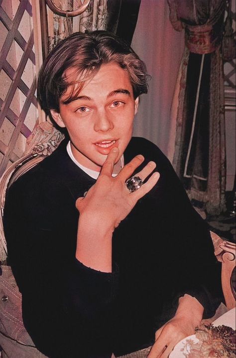 Curtain Hairstyle, Dicaprio 90s, Leonardo Dicaprio Photos, Stile Harry Potter, Leonardo Dicaprio 90s, Jack Dawson, Hairstyle Men, Young Leonardo Dicaprio, Leo Dicaprio