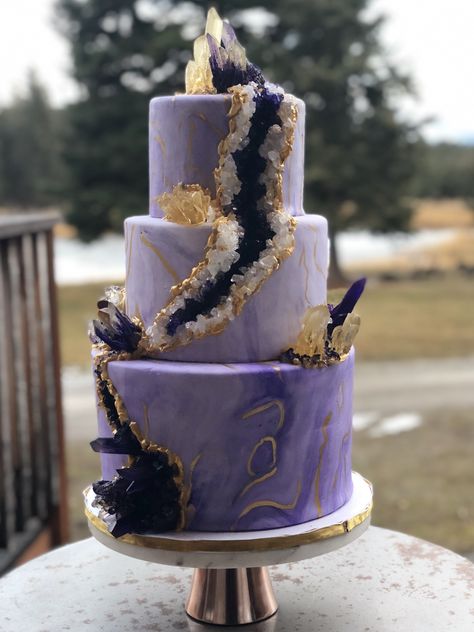 Family Reunion Cakes, Gem Cake, Apple Cake Pops, Geode Cake Wedding, Purple Cakes Birthday, Ugly Cakes, Geode Cake, Crystal Cake, Purple Cakes