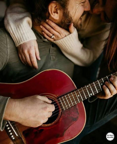 Cabin Couple, Couple Guitar, Couple Apartment, House Photoshoot, Couples Music, Prenup Ideas, Engagement Posing, Shooting Couple, Wedding Fotos