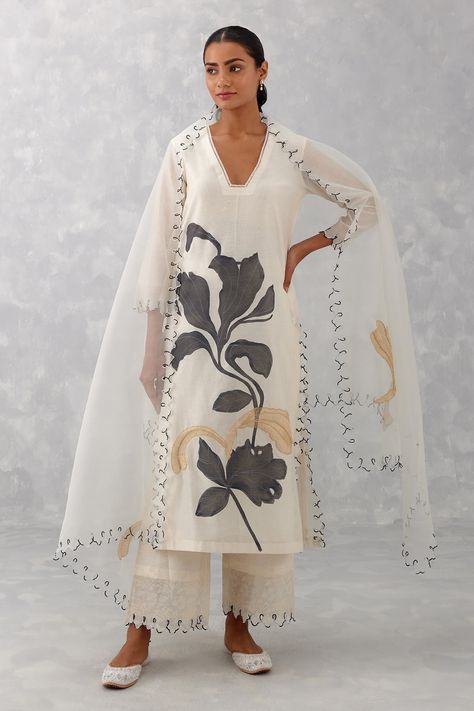 Shop for these amazing collections of Ivory Silk Chanderi Hand Painted Floral Pattern Kurta Palazzo Set For Women by Devnaagri online at Aza Fashions. New Party Wear Dress, Dress Designs For Girls, Kurta Palazzo Set, Fabric Painting On Clothes, Simple Kurti Designs, Fancy Kurti, Hand Painted Sarees, Pakistani Dresses Casual, Palazzo Set