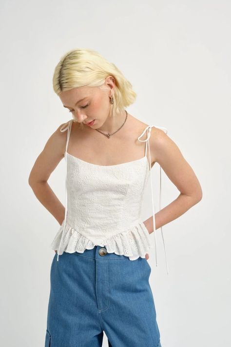 Candy Corset White Eyelet Cute Blouse Tops, Corset Outfit Summer, Corset Look, White Cotton Top, Corset Looks, Top Corset, Eyelet Top, Tops Blouse, Chic Top