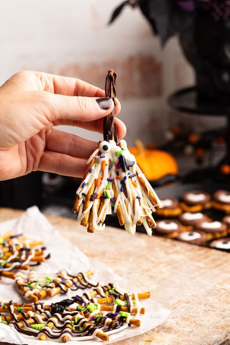 These Halloween pretzel treats including Halloween Rolo pretzel treats, and no-bake pretzel spiderwebs and broomsticks. They’re all super fun and simple DIY Halloween party treats! Diy Halloween Party Treats, Pretzel Spiderwebs, Halloween Pretzel Treats, Pretzel Broomsticks, Rolo Pretzel Treats, Rolo Pretzel, Rolo Pretzels, Halloween Pretzels, Harry Potter Marathon