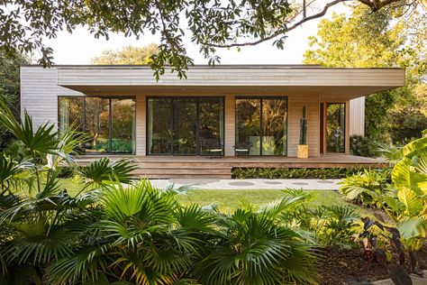 Angie Hranowsky: A Modernist House Flouts Convention in Historic Charleston | Architectural Digest Modernist Interior Design, Angie Hranowsky, Beautiful Pantry, Post And Beam Construction, Saarinen Table, Pantry Inspiration, Modernist Interior, Houses Architecture, Eichler Homes