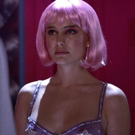 Closer 2004, Alice Ayres, Female Movie Characters, Hair Movie, Iconic Halloween Costumes, Female Joker, Girly Movies, Side Part Hairstyles, Pink Wig